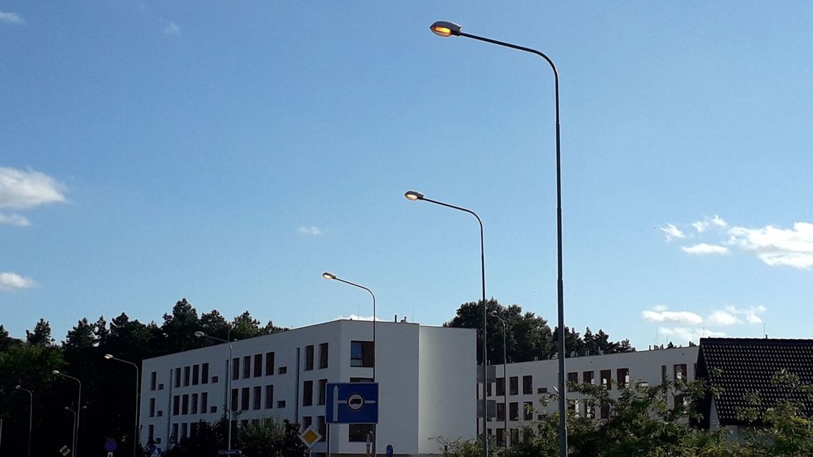 Coś nie tak. Latarnie świecą w dzień Coś nie tak. Latarnie świecą w dzień