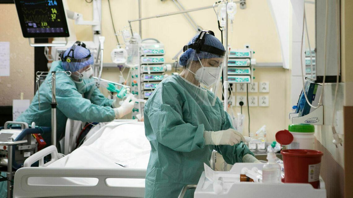 COVID-19. Blisko 400 zmarłych pacjentów