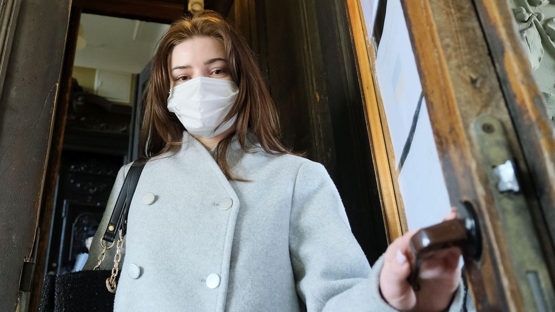 COVID zabija, ale teraz mamy go traktować jak grypę. Nawet o test będzie trudniej