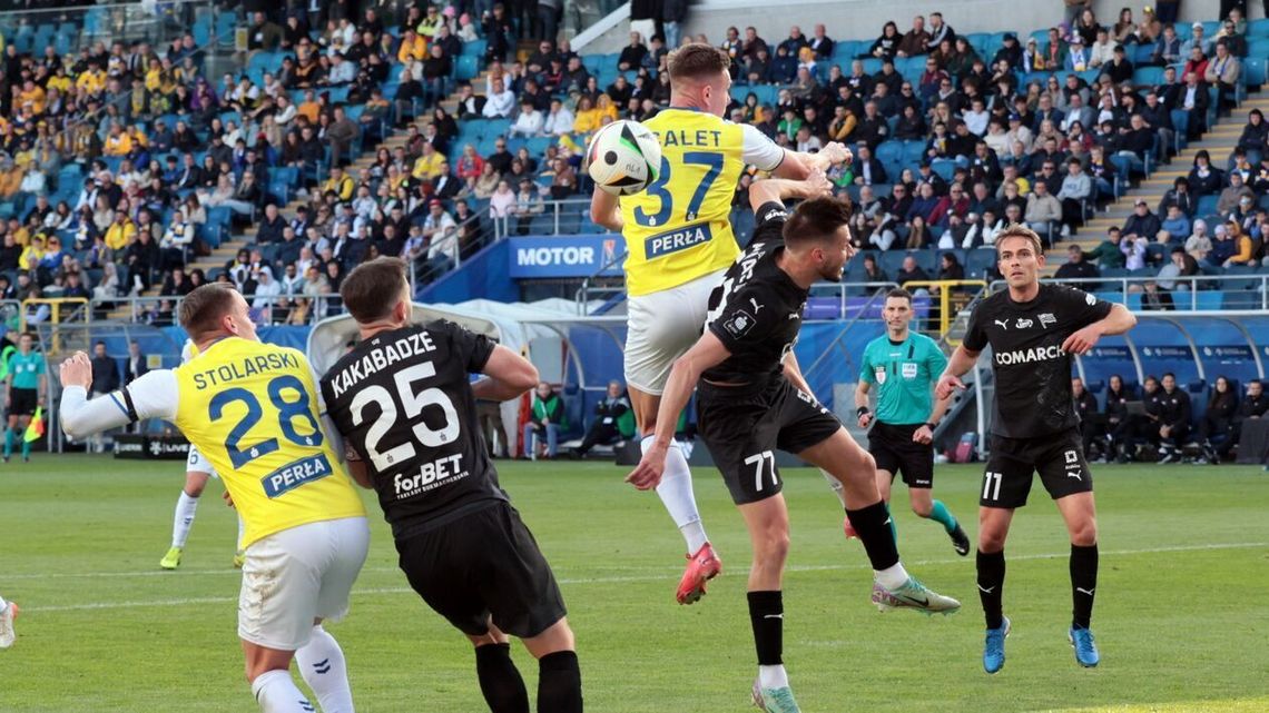 Cracovia znowu lepsza od Motoru, Sergi Samper przeprasza za kartkę