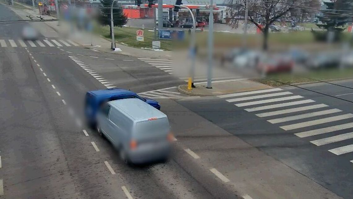 Cud, że nikomu nic się nie stało. Citroen wjechał na skrzyżowanie na czerwonym. Nagranie Cud, że nikomu nic się nie stało. Citroen wjechał na skrzyżowanie na czerwonym. Nagranie