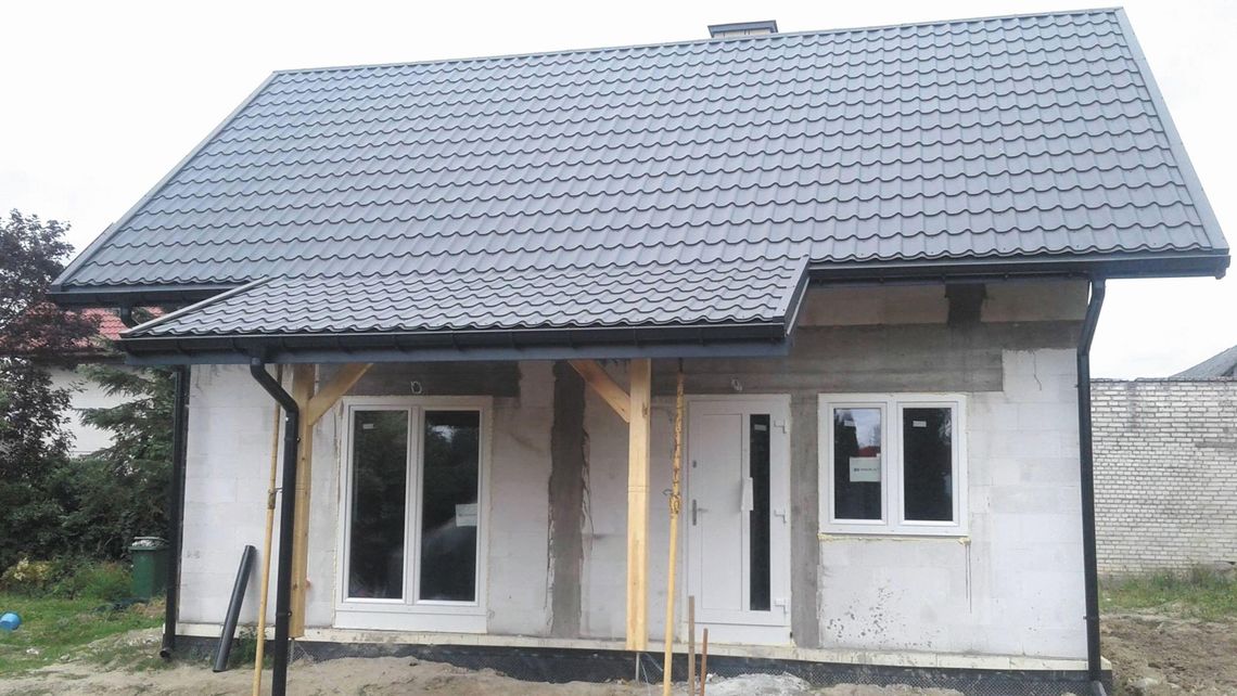 Cudem uniknęli śmierci, stracili dom w pożarze. Dzięki pomocy ludzi udało się postawić nowy Cudem uniknęli śmierci, stracili dom w pożarze. Dzięki pomocy ludzi udało się postawić nowy