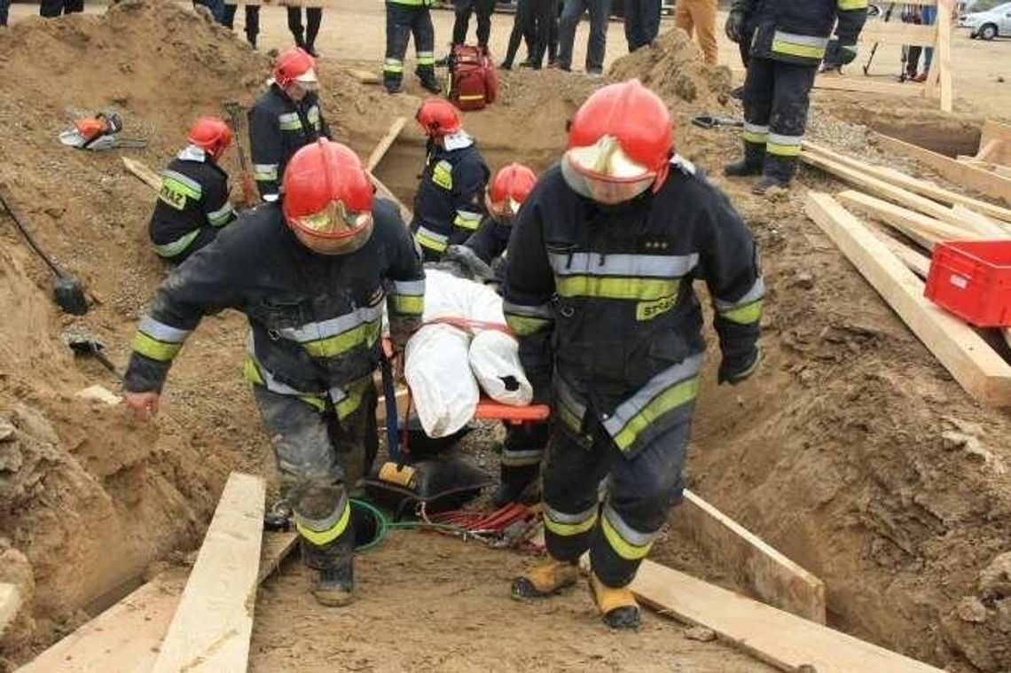 Ćwiczenia na budowie obwodnicy Lublina. Człowiek pod ziemią, strażacy w akcji