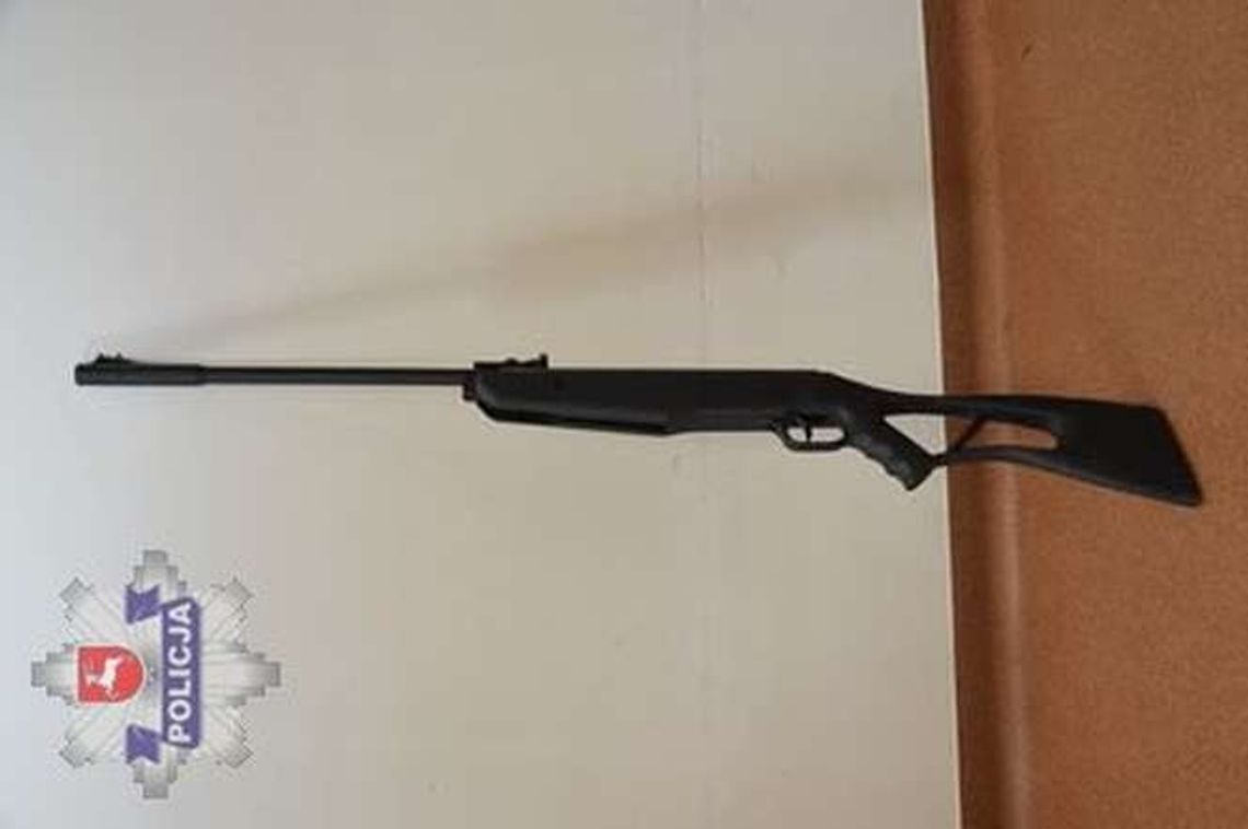 Ćwiczyli strzelanie do butelek. Zniszczyli garaż