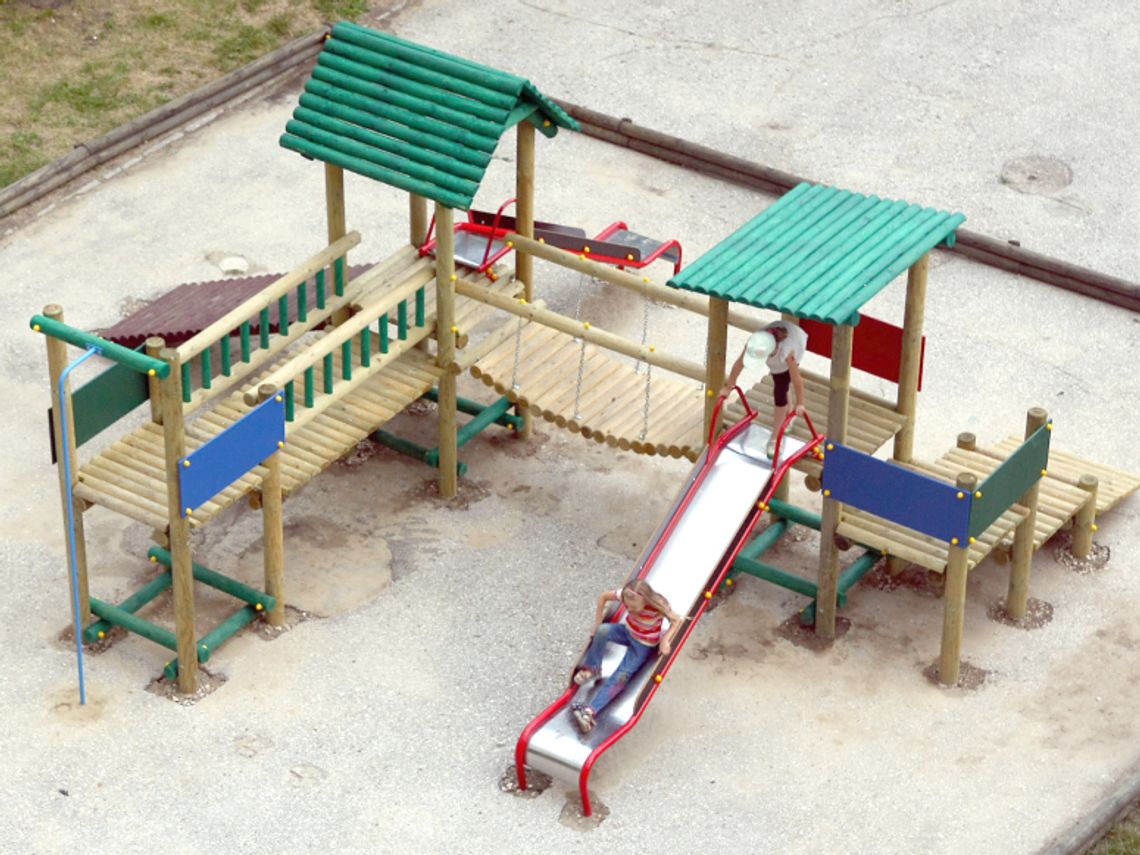 Cyfrowa szkoła: Laptopy i huśtawki dla szkół z regionu