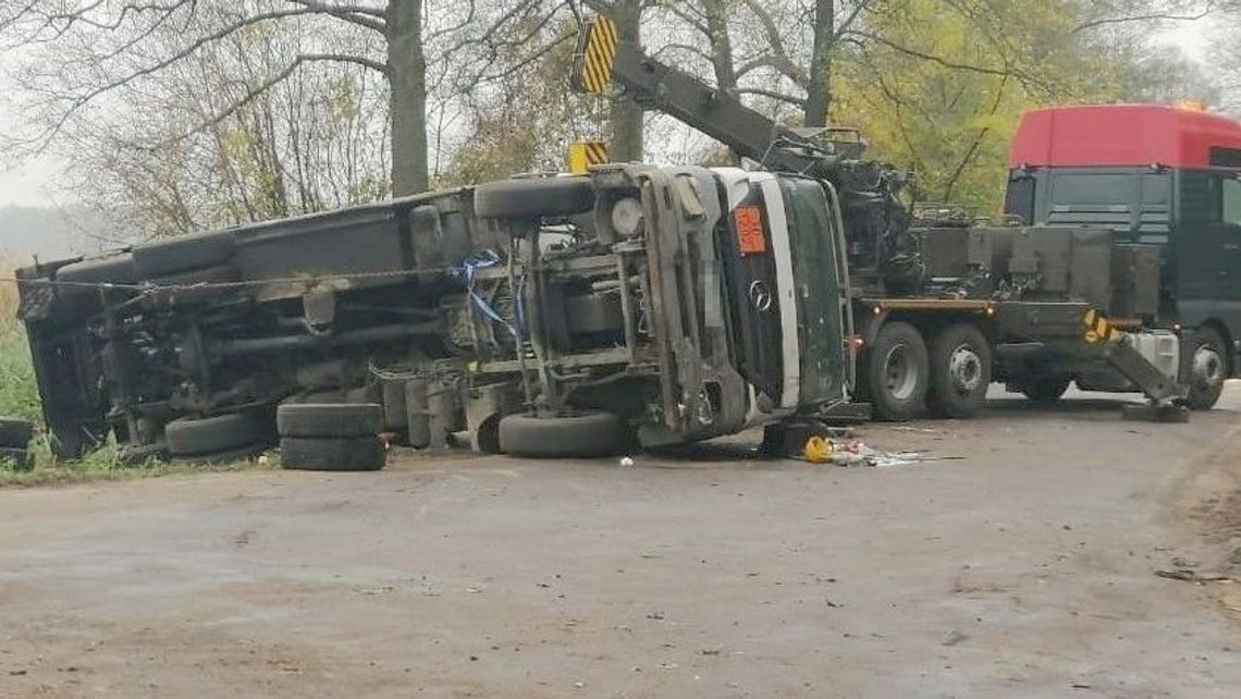 Cysterna przewróciła się na bok. Wiozła 19 ton paliwa