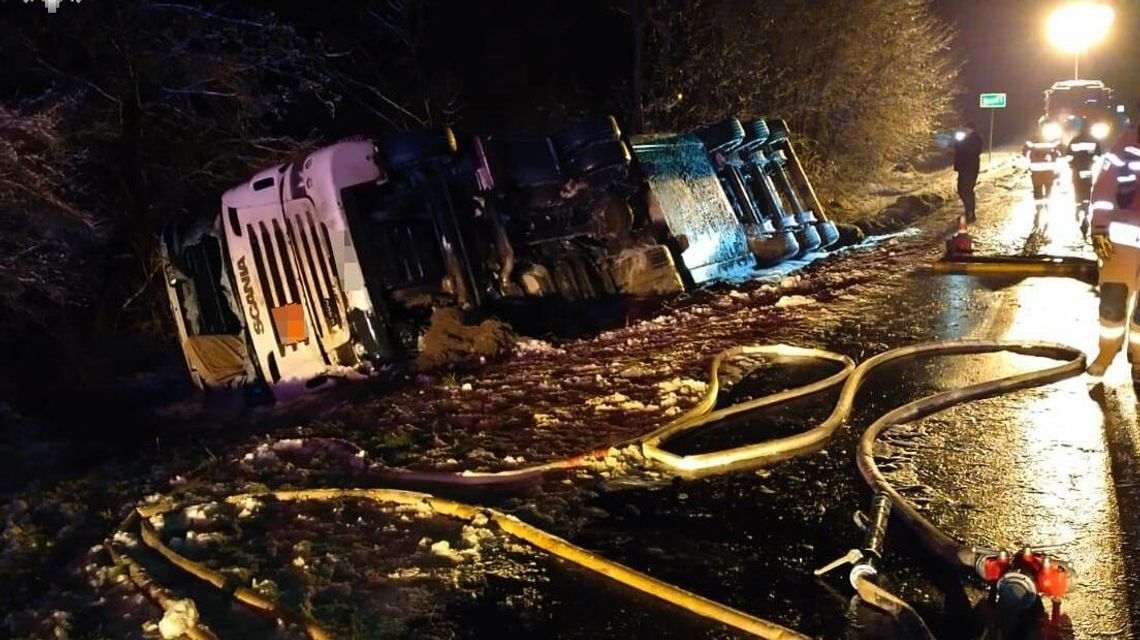 Cysterna w rowie. Droga wojewódzka zablokowana Cysterna w rowie. Droga wojewódzka zablokowana