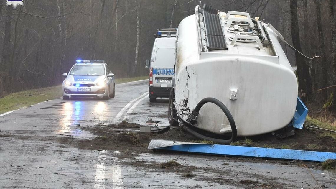 Cysterna wjechała w osobówkę. Droga była zablokowana