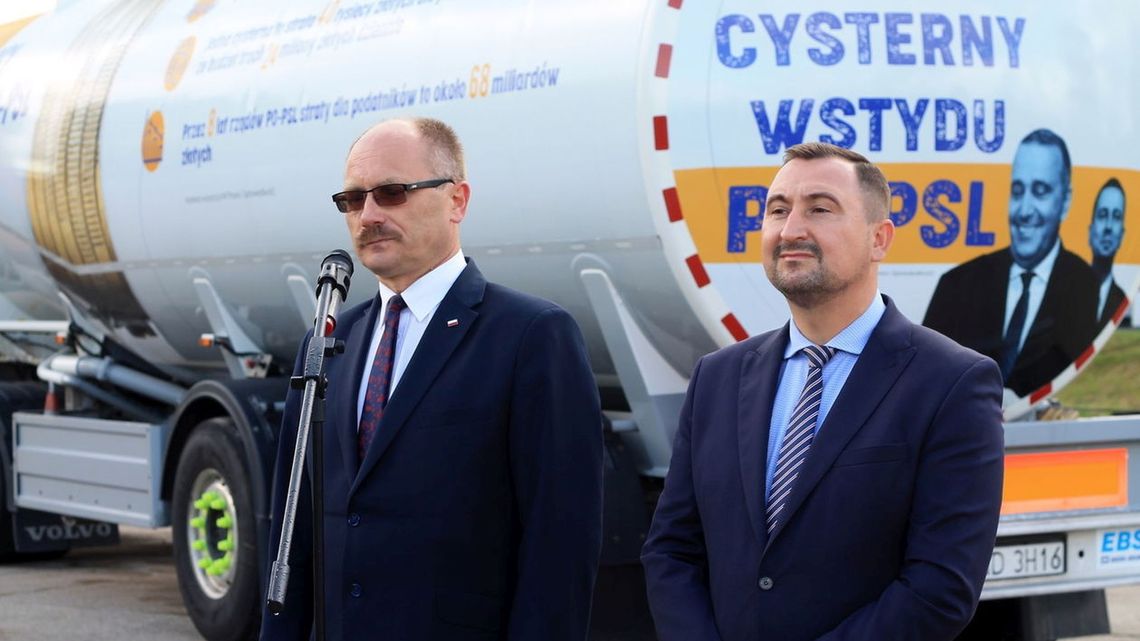 "Cysterna wstydu" w Puławach. Happening PiS zakłócany przez przeciwników "Cysterna wstydu" w Puławach. Happening PiS zakłócany przez przeciwników