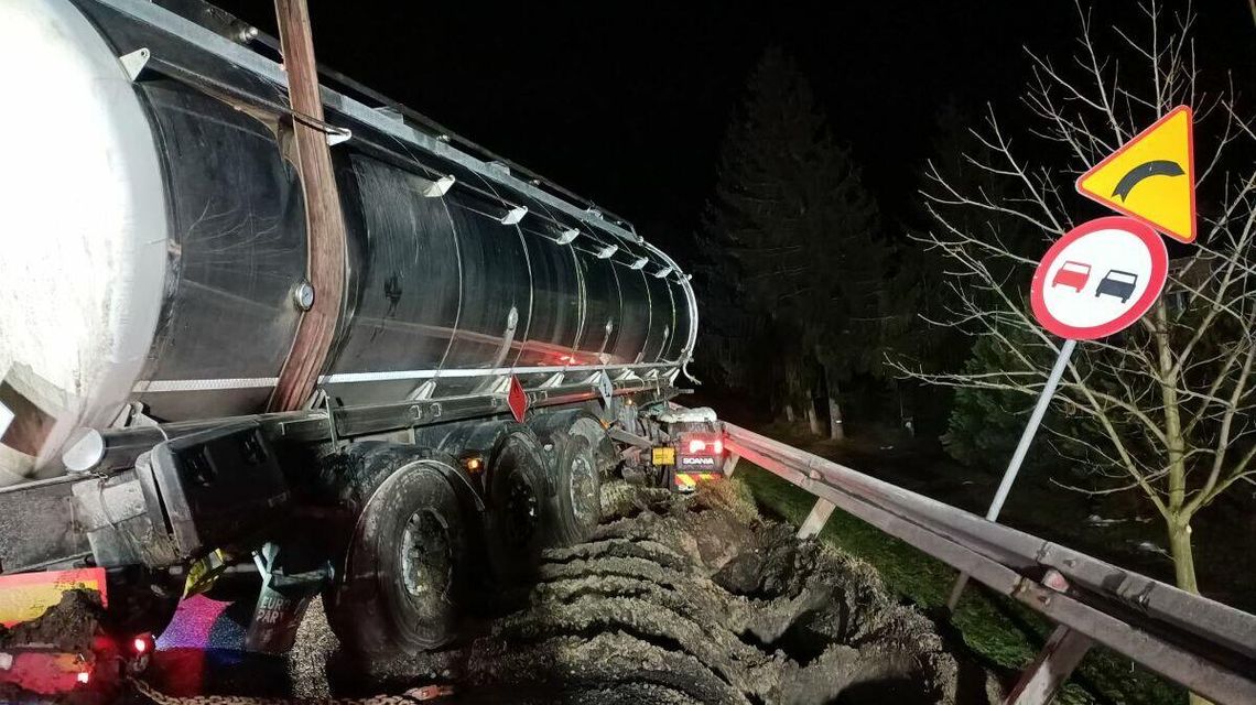 Cysterna z 26 tys. litrów paliwa wypadła z trasy drodze krajowej nr 17. Zdjęcia Cysterna z 26 tys. litrów paliwa wypadła z trasy drodze krajowej nr 17. Zdjęcia