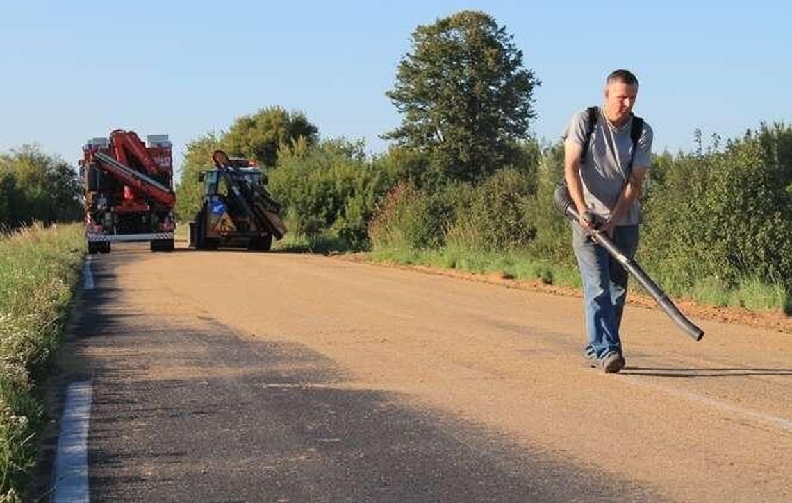 Cysterna z gazem wpadła w poślizg. Przez wysypane na drogę zboże?