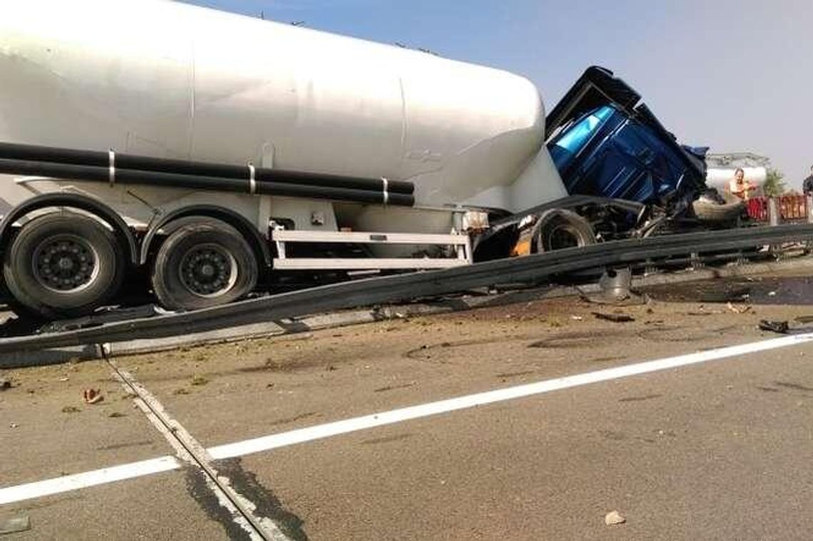 Cysterna zjechała z drogi i rozbiła się na barierkach. Kierowca zasnął?
