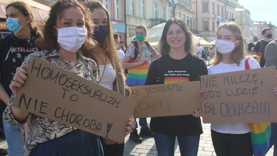 Cytat z Biblii i znicze pod biurami poselskimi PiS na manifestacji LGBT w Lublinie
