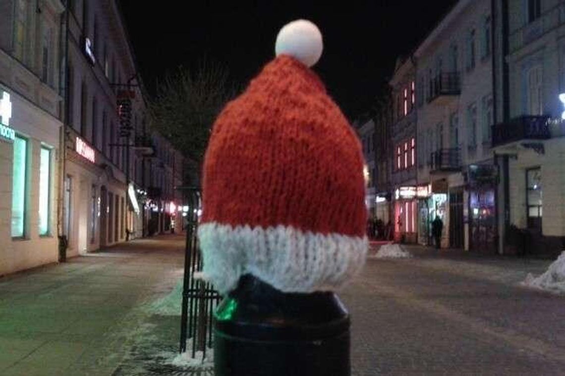 Czapeczki mikołajowe na koszach i stojakach. Akcja na deptaku (zdjęcia)