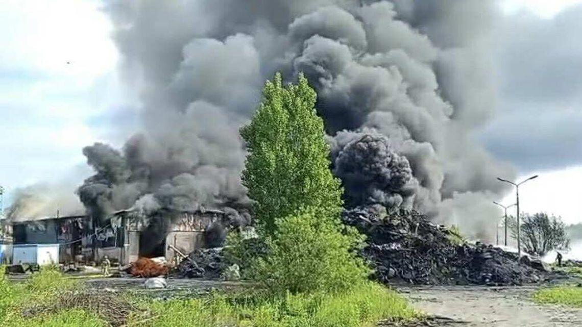 Czarna chmura dymu nad Lubartowem. Pożar w składowisku opon