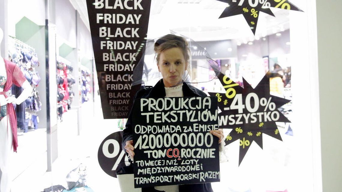 Czarne wdowy w Leclercu. To odpowiedź Extinction Rebellion na Black Friday