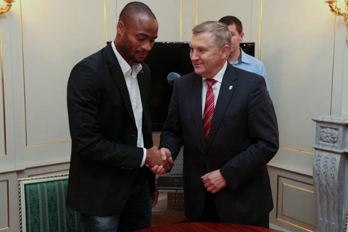 Czarnoskóry piłkarz Jagiellonii opluty przez skina. Policja zna bandytę