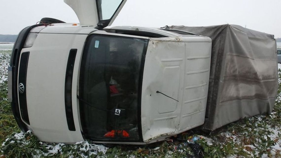 Czarnoziem: Bus wypadł z drogi i przewrócił się na bok