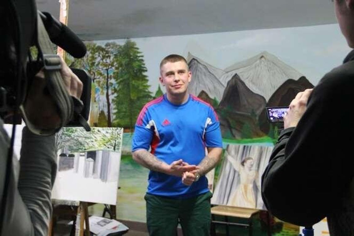 "Czarny chleb i czarna kawa". Więźniowie migają w teledysku dla niesłyszących 