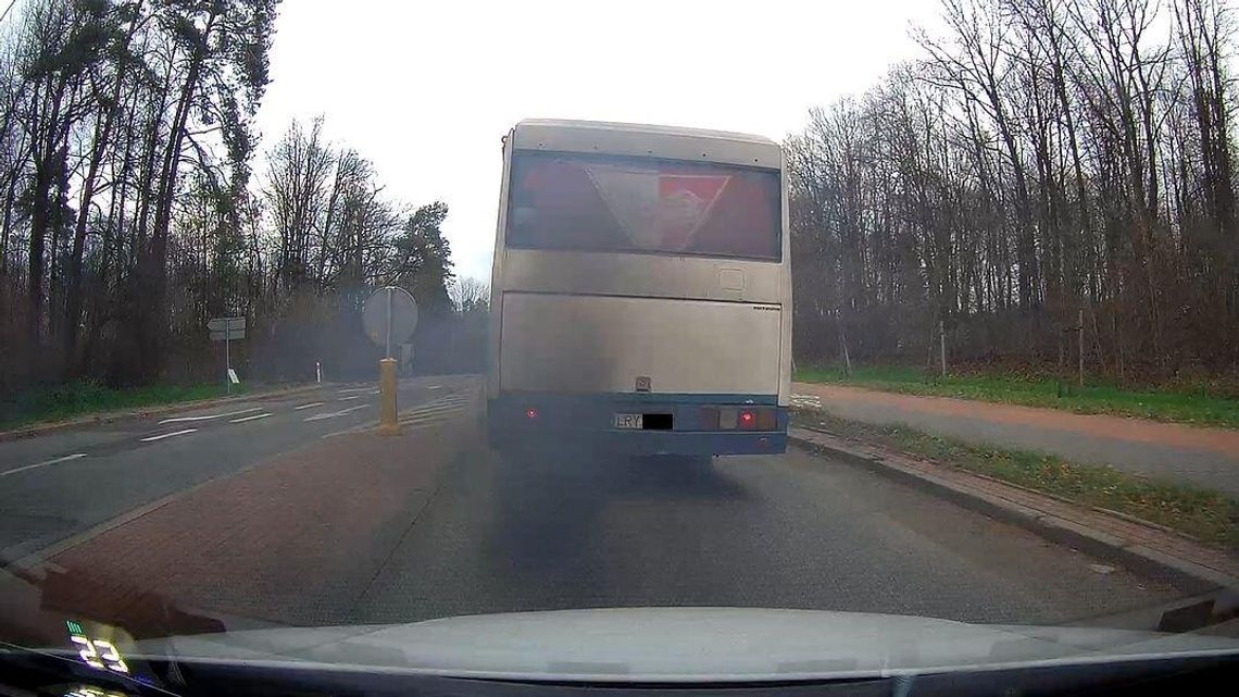 Czarny dym z rury wydechowej. Czytelnik: Jak to możliwe, że taki autobus przeszedł przegląd techniczny? 