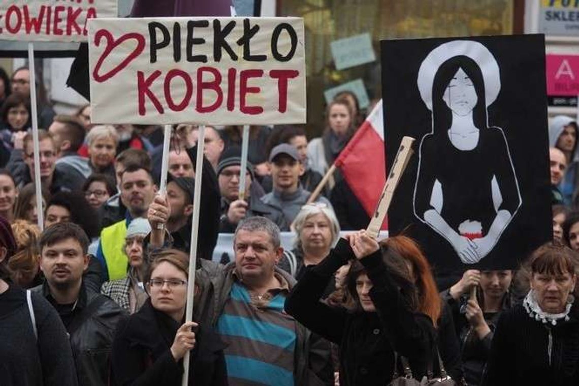 Czarny protest w Lublinie: Kobieta nie zwierzę, ma prawo wyboru!