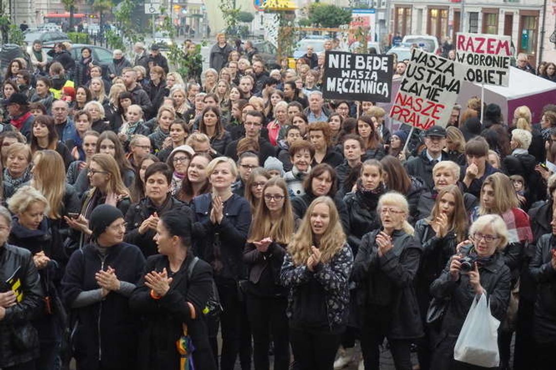 Czarny Protest w Lublinie: "Nie urodzicie za mnie, nie decydujcie za mnie"