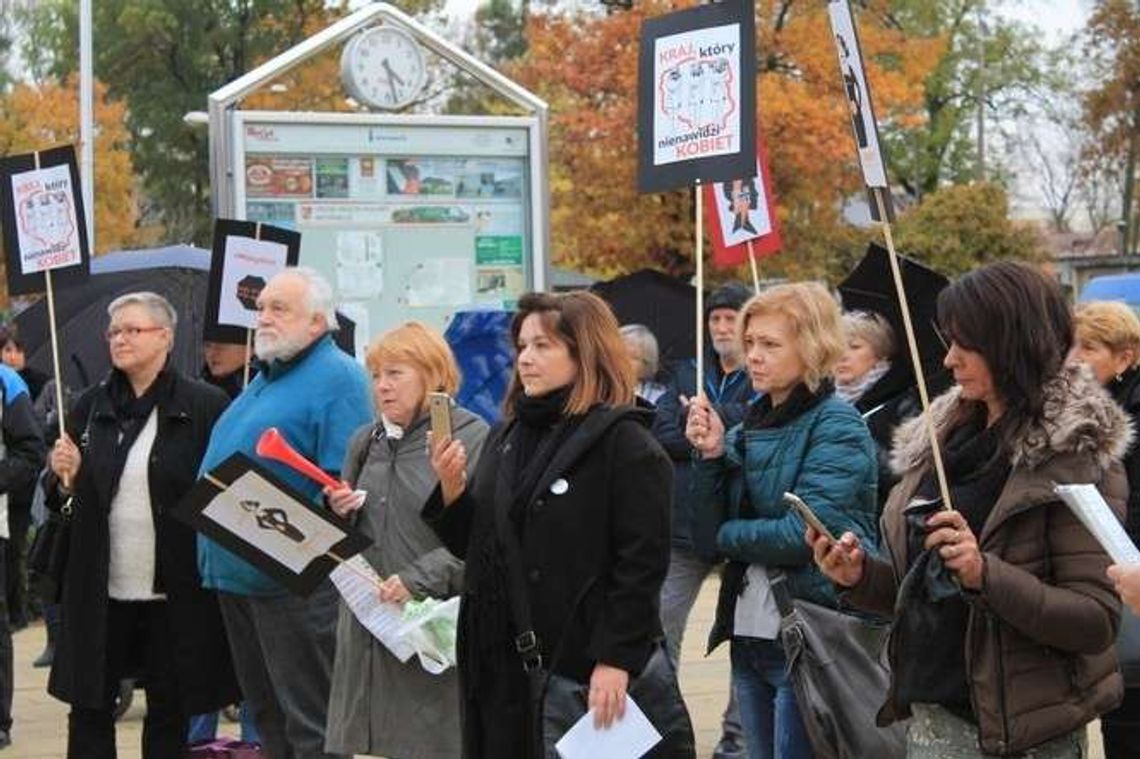 Czarny protest w Puławach. Była też kontrmanifestacja Czarny protest w Puławach. Była też kontrmanifestacja