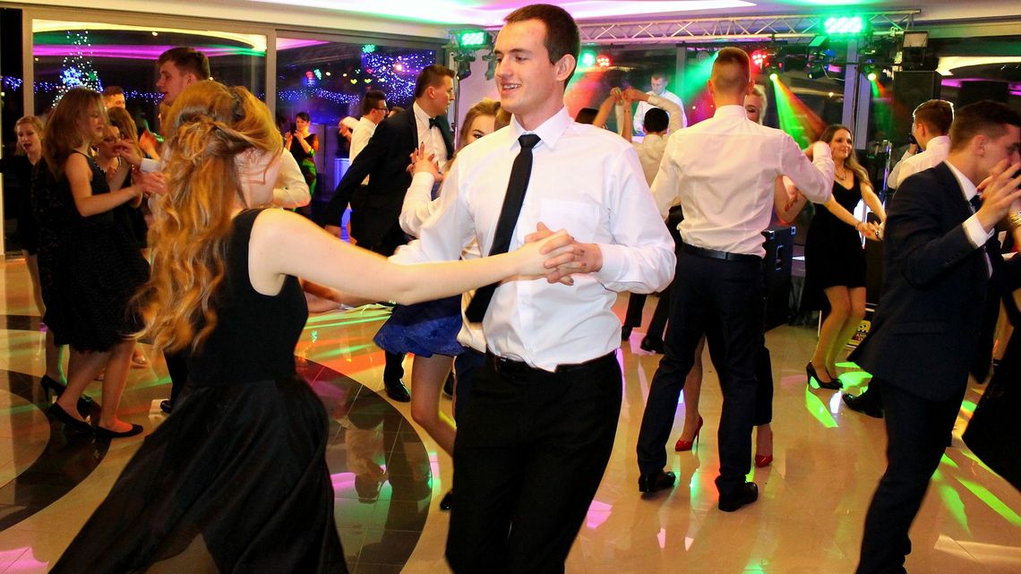 Czas na studniówki w Puławach. W tym roku na bordowo i coraz dalej od szkół 