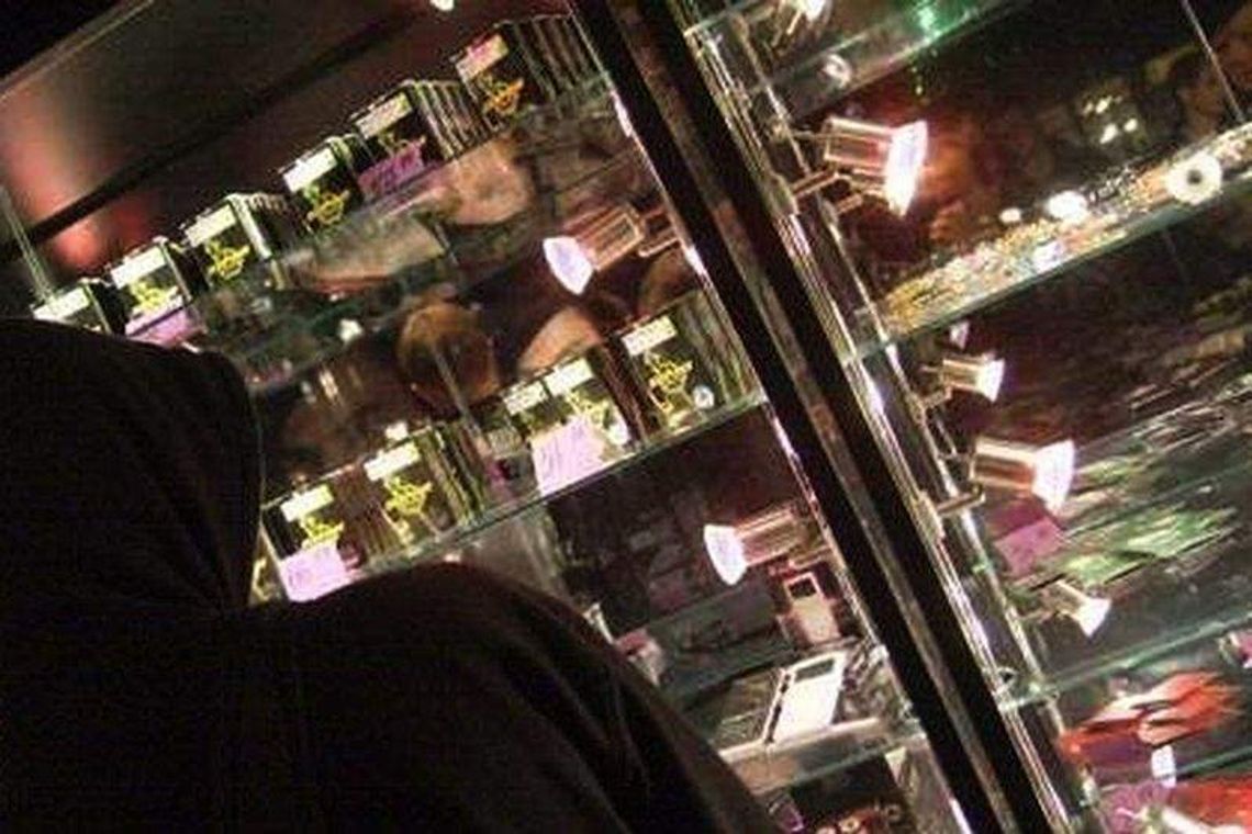 "Cząstka Boga znów w sprzedaży. Sanepid zamknął sklep