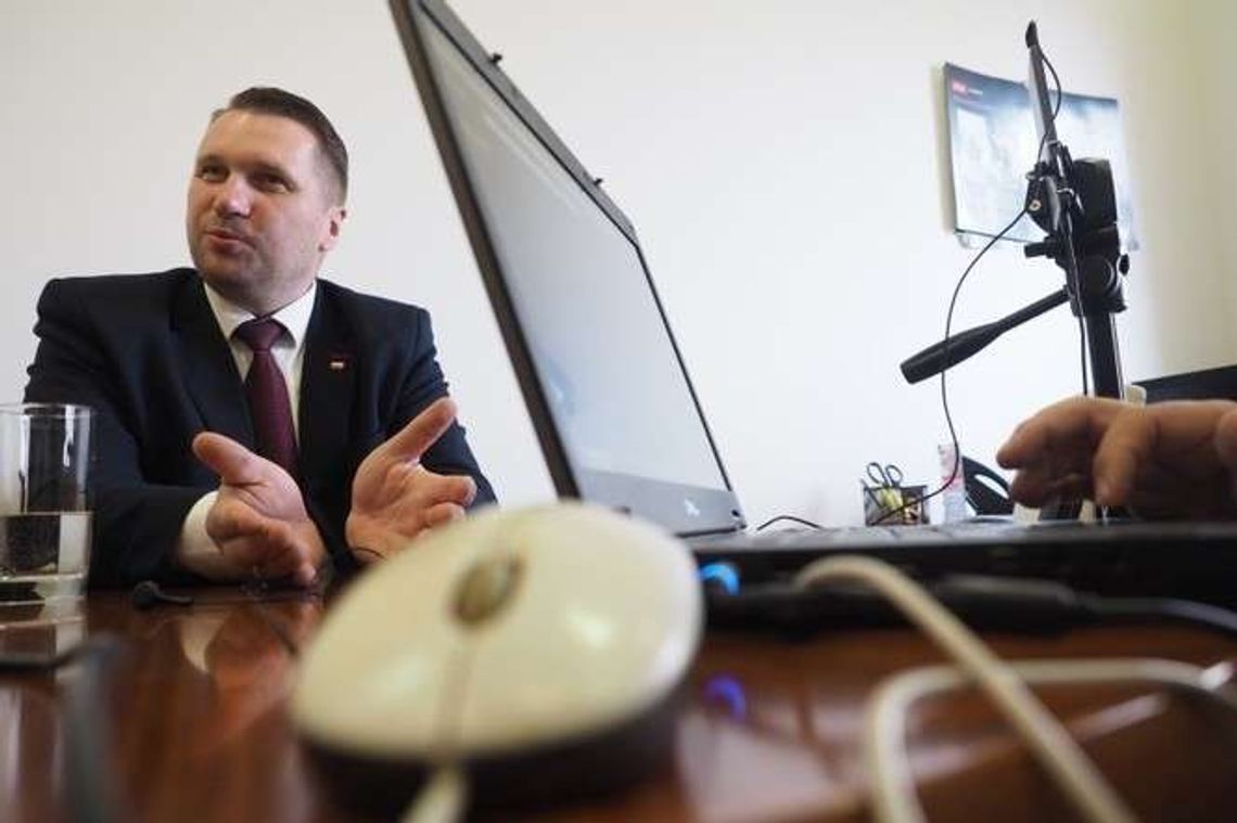 Czat z Przemysławem Czarnkiem. Wojewoda o flagach UE i wycinaniu drzew Czat z Przemysławem Czarnkiem. Wojewoda o flagach UE i wycinaniu drzew