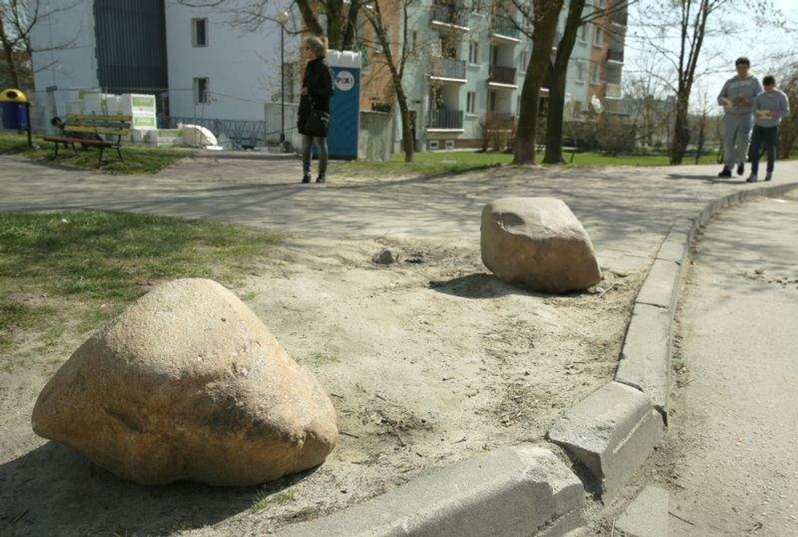 Czechów: Spółdzielnia rozłożyła głazy na trawnikach. Kierowcy wściekli