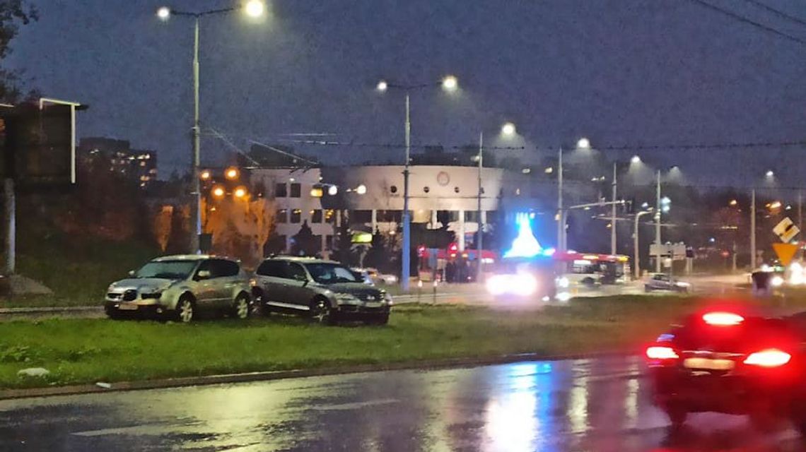 Czechów. Zderzenie dwóch samochodów. Stoją na pasie zieleni