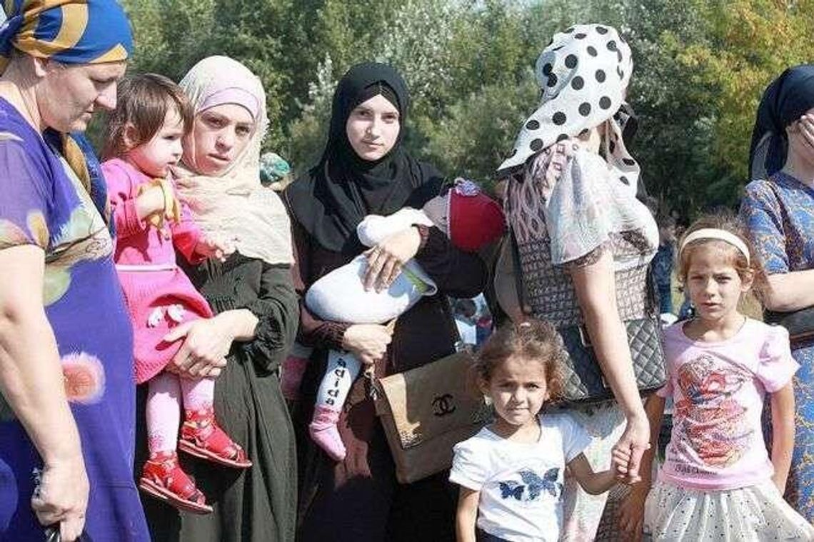 Czeczeni koczują na granicy w Brześciu. Próbują wjechać do Polski Czeczeni koczują na granicy w Brześciu. Próbują wjechać do Polski