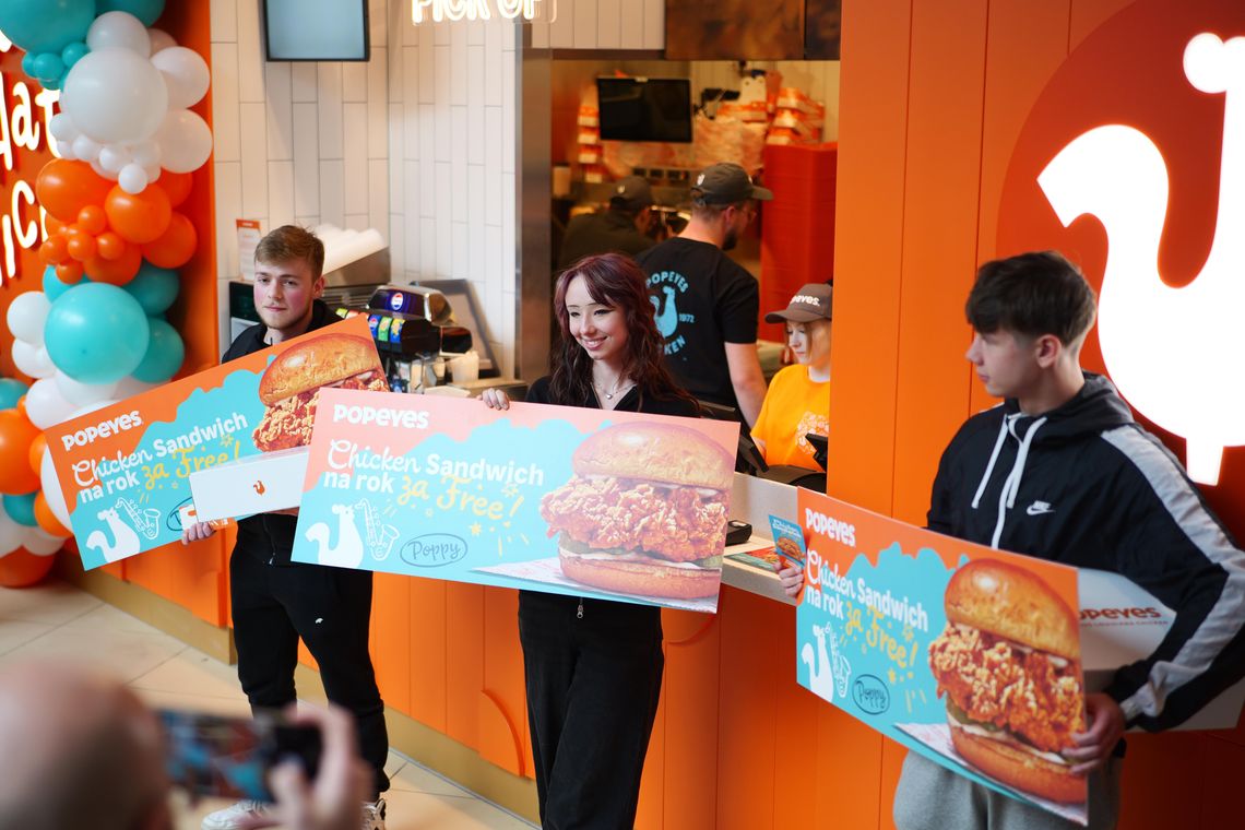 Czekali od 20:30 do 10:00 na otwarcie Popeyes. „Spaliśmy pod Plazą!”