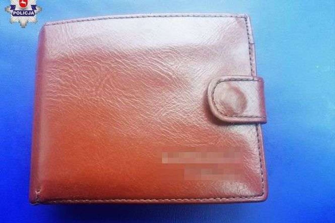 Czekały na szkolny autobus. Znalazły portfel z dokumentami i pieniędzmi. Zaniosły na policję 