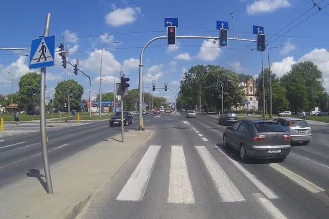 Czekam na zielone, zawiadomcie rodzinę. Motocyklista stał 12 minut na światłach (wideo)