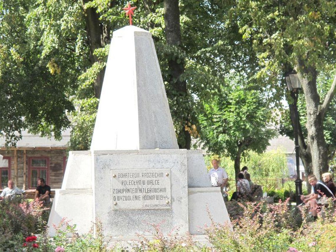Czerwona gwiazda na pomniku przeszkadza mieszkańcom Kodnia