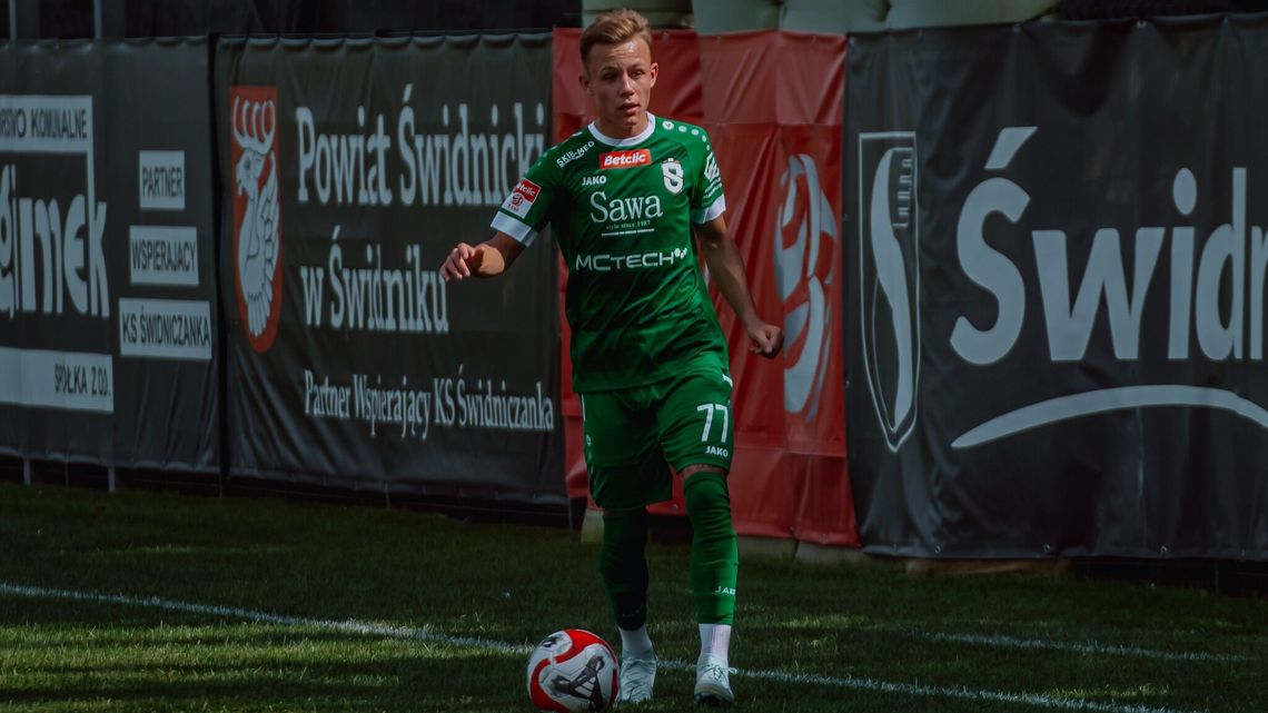 Czerwona kartka w pierwszej połowie, nieuznany gol i remis Świdniczanki w Ostrowcu Czerwona kartka w pierwszej połowie, nieuznany gol i remis Świdniczanki w Ostrowcu