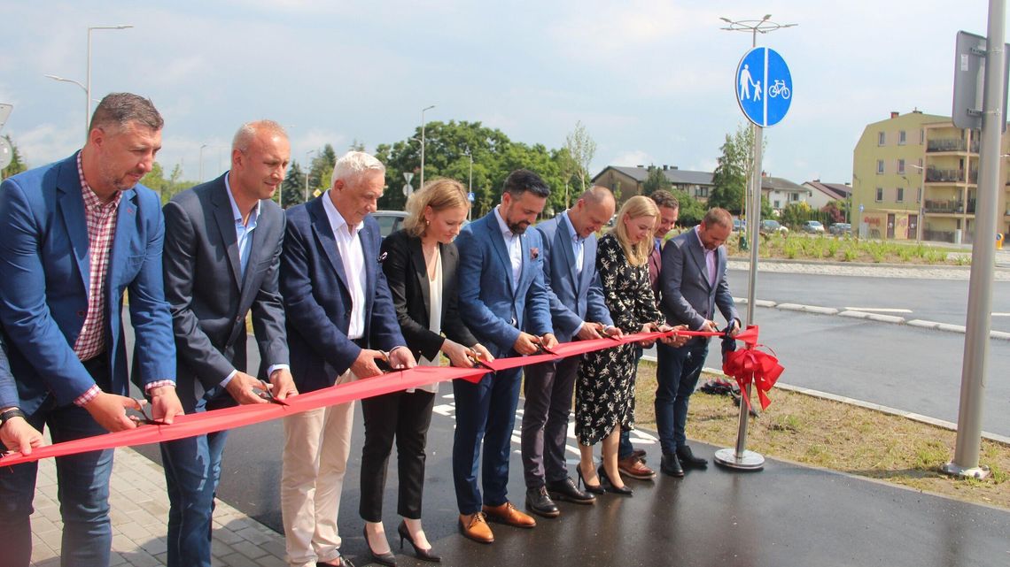 Czerwona wstęga musiała być. Nowa ulica, rondo, chodniki i autobus 