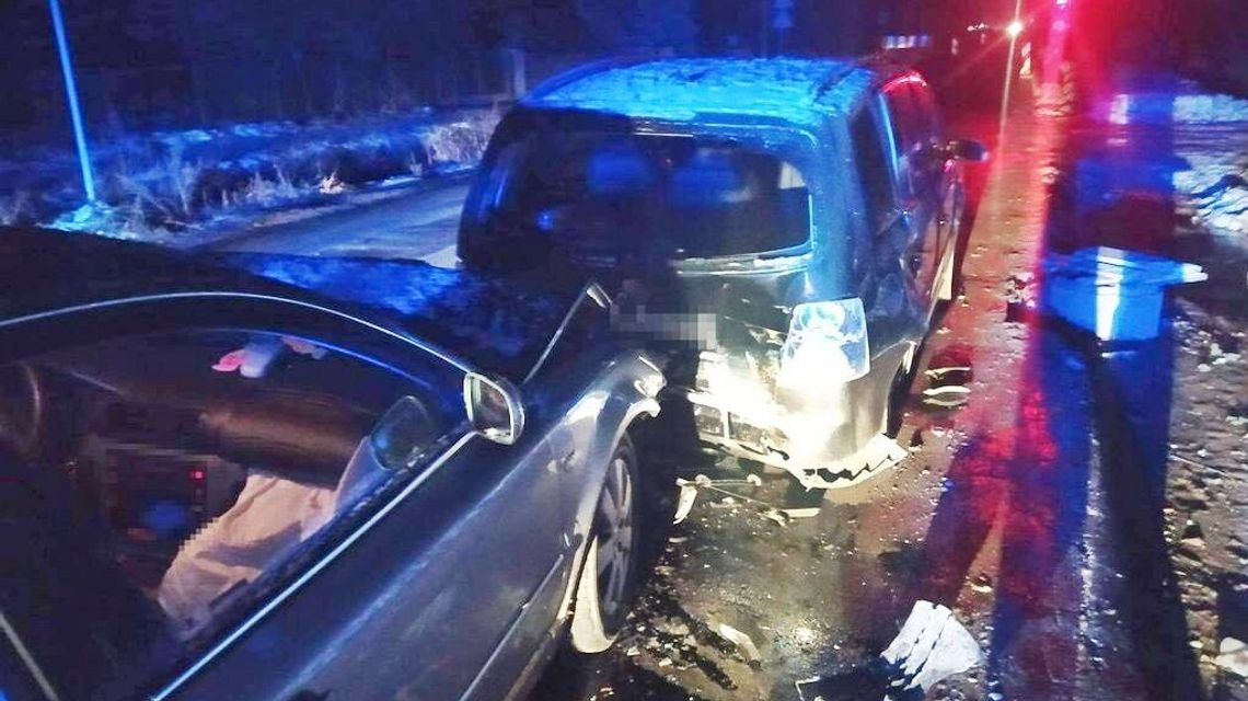 Czerwone światło, pijana kierująca nie wyhamowała. Trzy samochody uszkodzone Czerwone światło, pijana kierująca nie wyhamowała. Trzy samochody uszkodzone