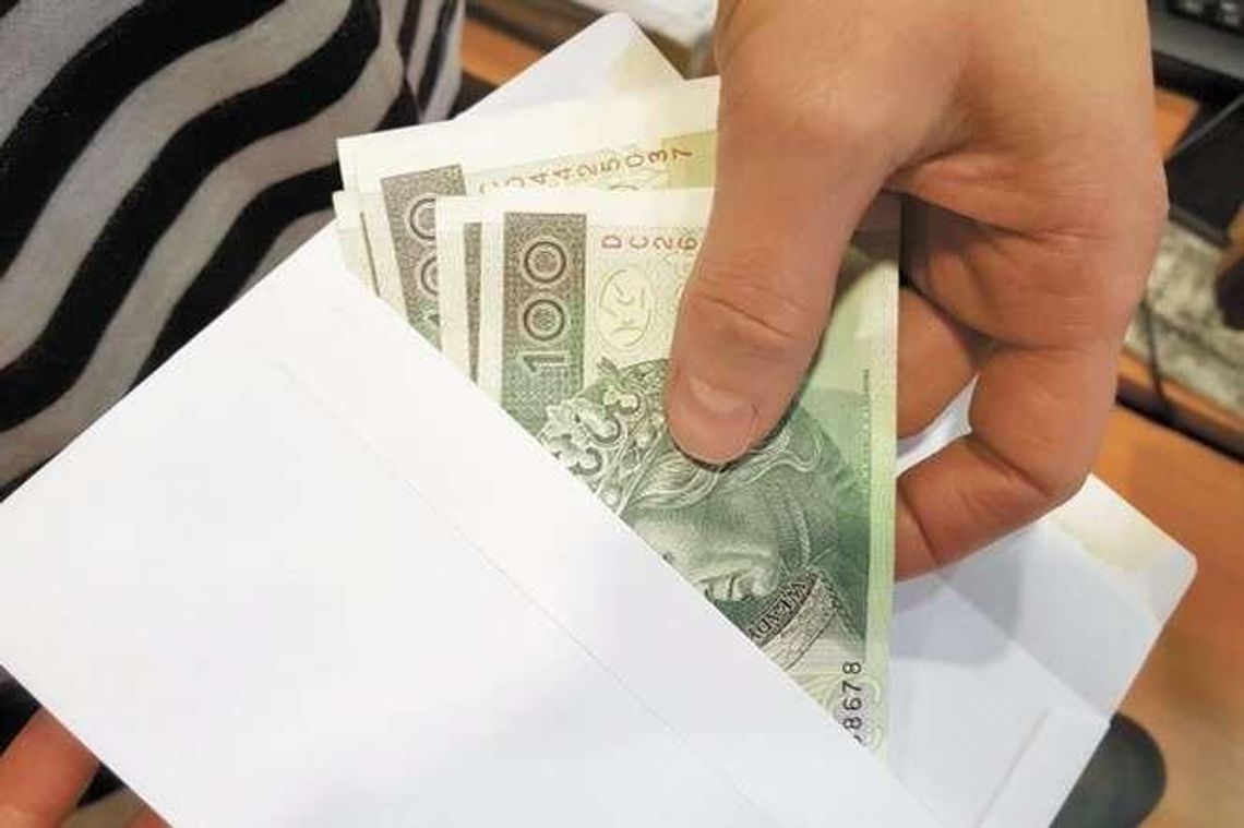 Częściej gotówka, rzadziej talony. Kto może liczyć na dodatkowe pieniądze przed świętami?