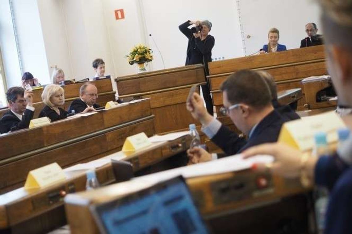 Członkowie komisji antyalkoholowej zarobią o połowę mniej? Tego chcą radni PiS 