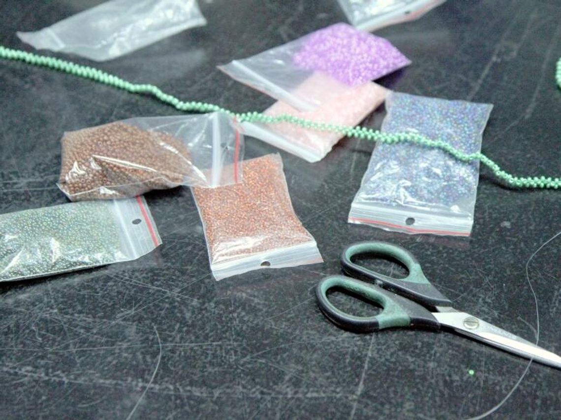 Człowiek, który nawleka koraliki