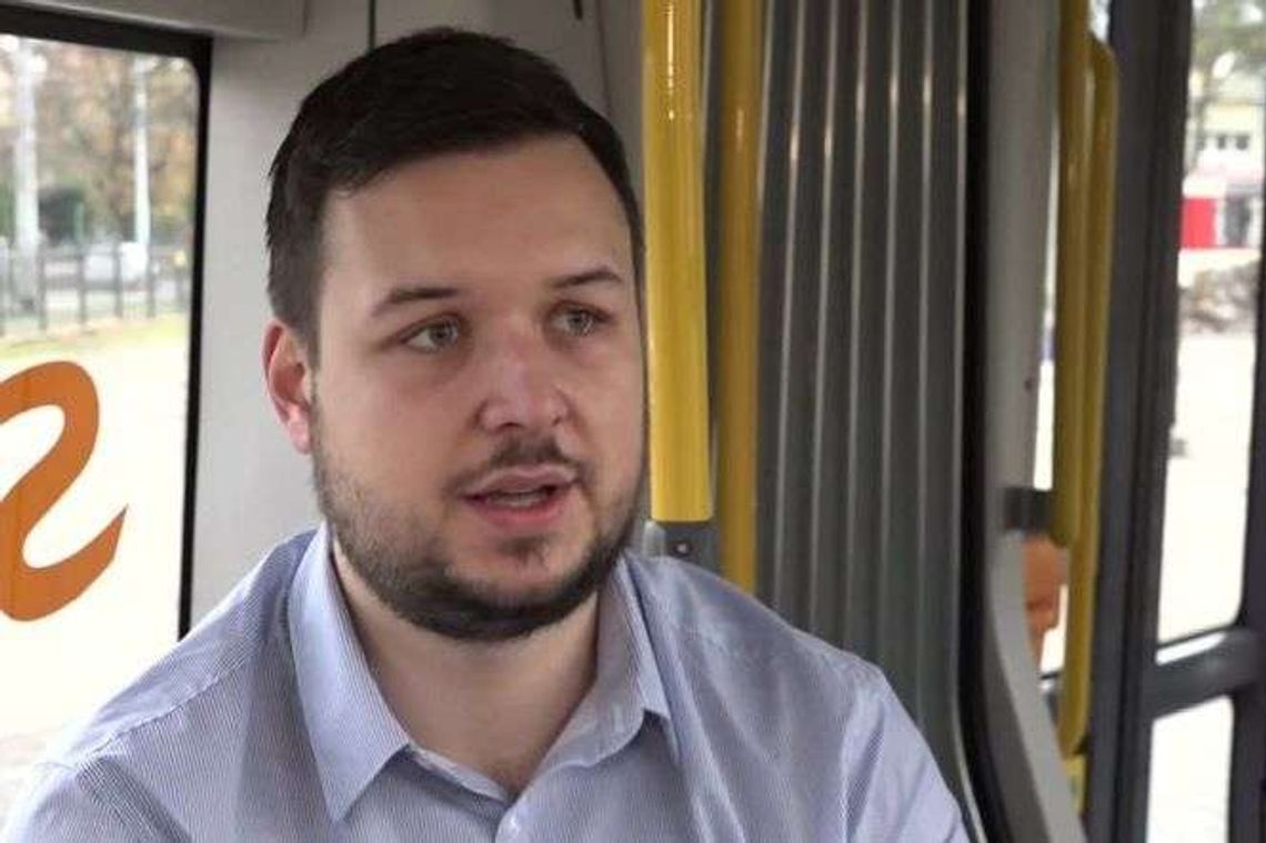 Człowiek leżał na ziemi, nikt nie reagował. Na pomoc ruszył... motorniczy