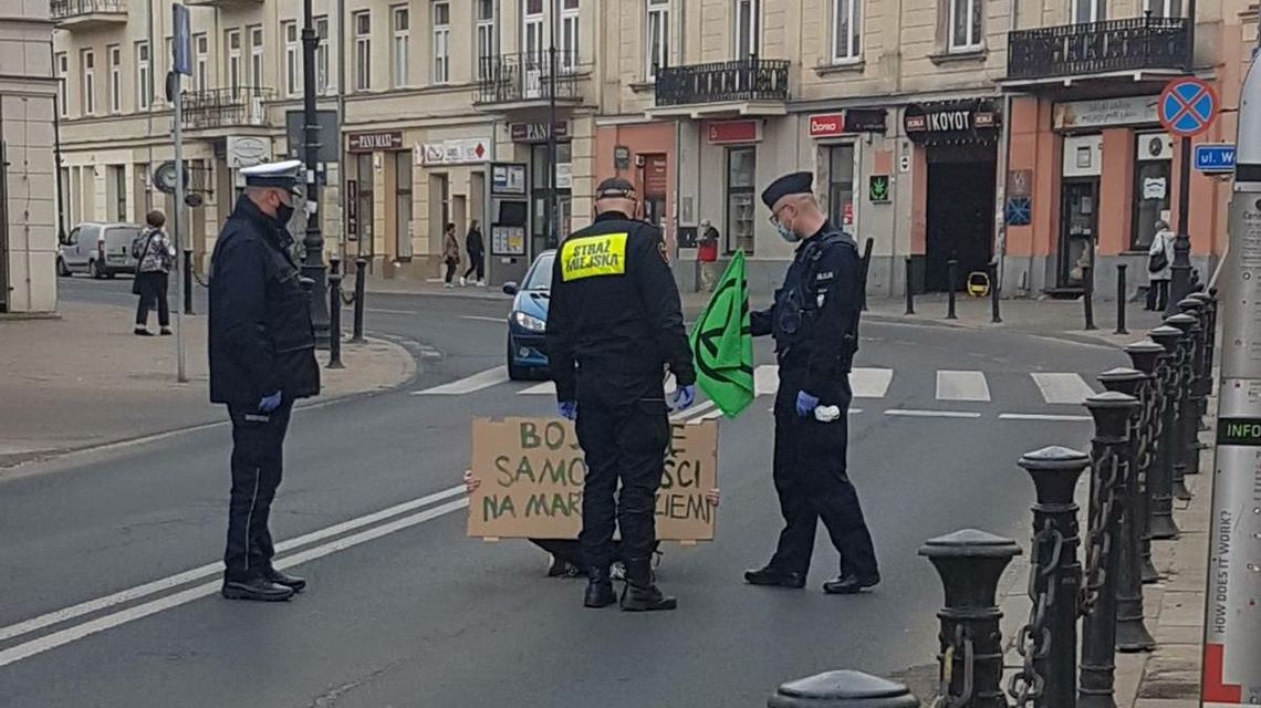 Człowiek usiadł na środku ulicy w centrum Lublina i nie chciał zejść Człowiek usiadł na środku ulicy w centrum Lublina i nie chciał zejść