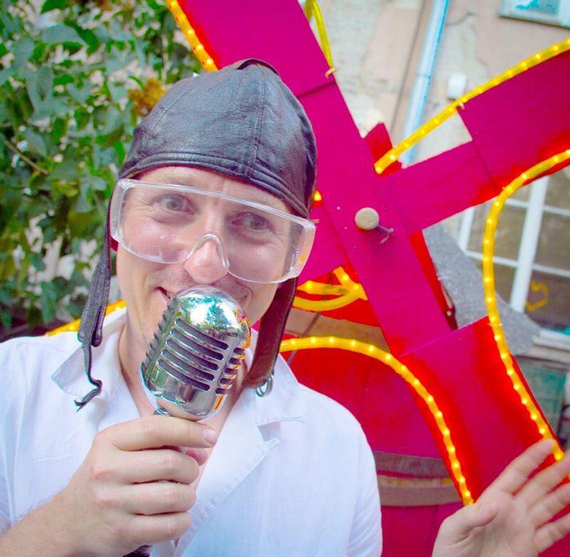 Człowiek z maszyną w pubie Stacyjka