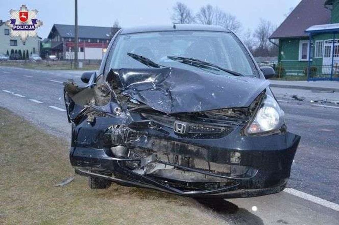 Czołowe zderzenie aut. 43-latek zasnął za kierownicą?