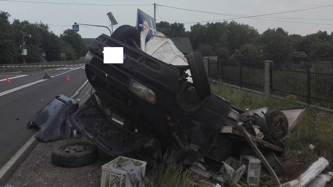 Czołowe zderzenie aut. Kierowca zginął, dwie osoby w szpitalu