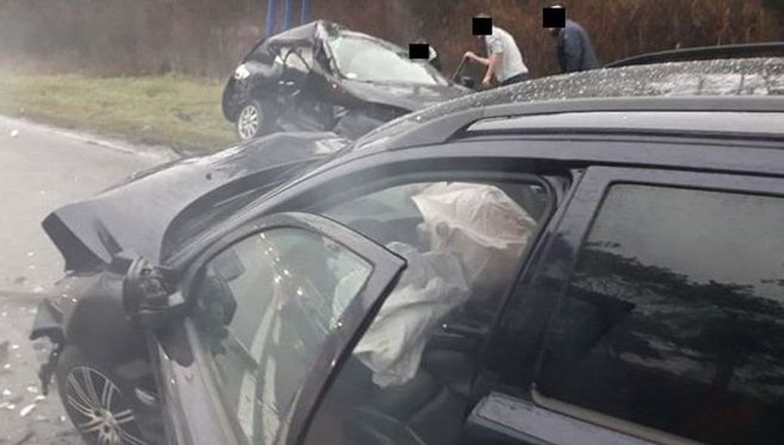 Czołowe zderzenie aut. Kierowca zginął na miejscu, drugi jest w szpitalu [zdjęcia]