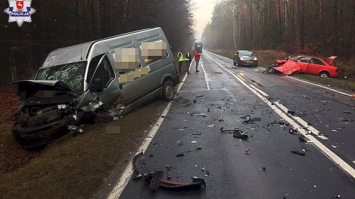 Czołowe zderzenie busa i osobówki. Auta zostały niemal doszczętnie zniszczone [zdjęcia]